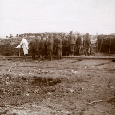 Messe in den Schützengräben, Pervijze, Flandern, Belgien, um 1914-1918 von Unbekannt