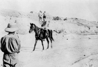 Berittener türkischer Offizier verlässt Mosul, Mesopotamien, Erster Weltkrieg, 1918 von Unbekannt