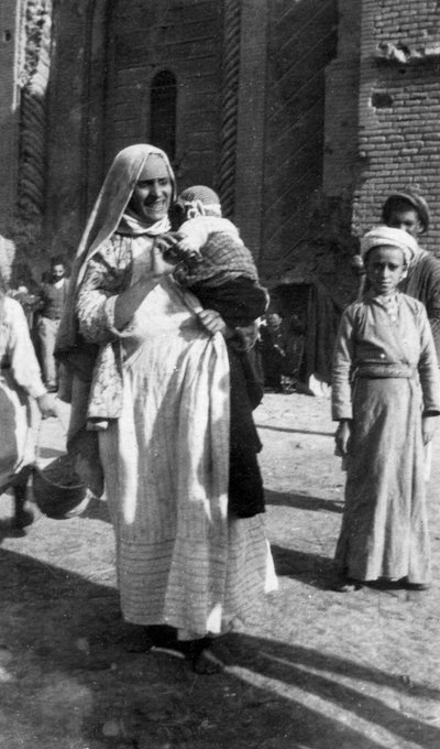 Muslimische Frau und Kind, Irak, 1917-1919 von Unbekannt