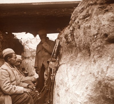 Nordafrikanische Infanterie in Schützengräben, um 1914-1918 von Unbekannt