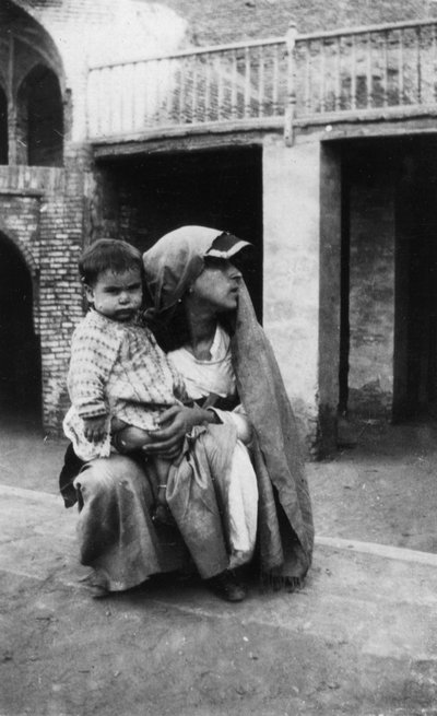 Persische Frau und Kind, 1917-1919 von Unbekannt