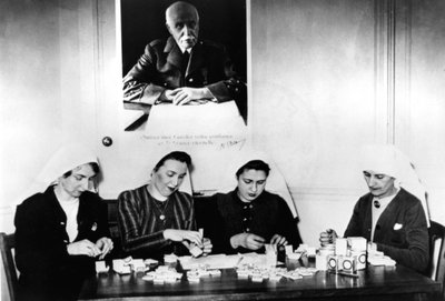 Zubereitung von Vitaminsüßigkeiten, deutsch besetztes Frankreich, 1940-1944 von Unbekannt