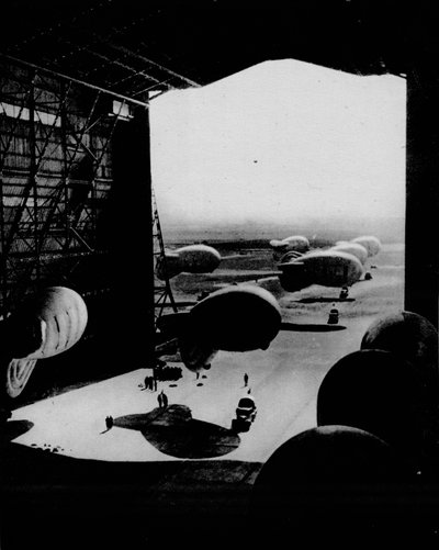 Einbringen von Sperrballons in einen Hangar, 1943 von Unbekannt