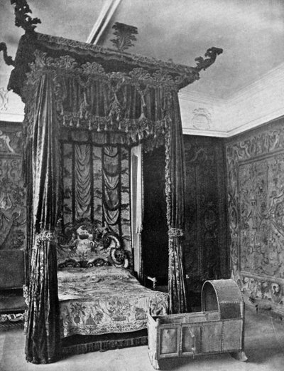 Bett von Königin Elisabeth, Haddon Hall, Derbyshire, 1924-1926 von Unbekannt