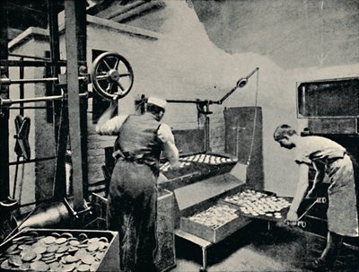 Kekse aus dem Ofen nehmen, ca. 1917 von Unbekannt