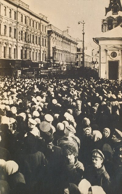 Revolutionäre Menschenmengen an der Tverskaya, Moskau, Russland, ca. 1905-ca. 1917 von Unbekannt