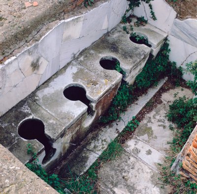 Römische Toilette, Ostia, Italien von Unbekannt