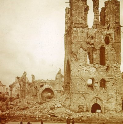 Ruine der Kathedrale, Ypern, Flandern, Belgien, ca. 1914-1918 von Unbekannt