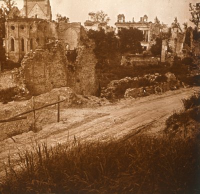 Zerstörte Kirche und Schloss, Frankreich, ca. 1914-ca. 1918 von Unbekannt