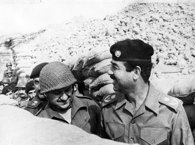 Saddam Hussein inspiziert die Front von Basra, Irak, 1986 von Unbekannt