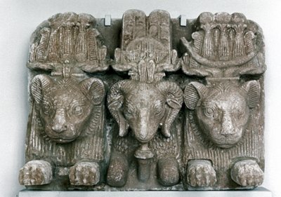 Skulptur von drei Tierköpfen von Unbekannt