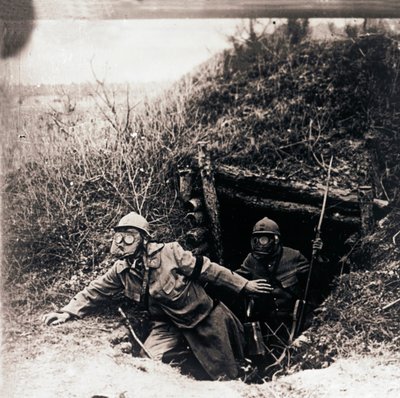 Soldaten mit Gasmasken, die aus Schützengräben auftauchen von Unbekannt