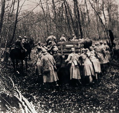 Soldaten im Wald, um 1914 von Unbekannt
