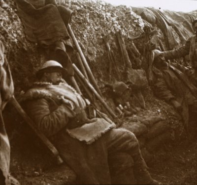 Soldaten ruhen sich in Schützengräben aus, ca. 1914-1918 von Unbekannt