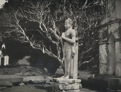 Steinfigur nahe der Ruwanwali-Dagoba, Anuradhapura von Unbekannt
