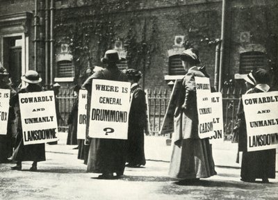 Suffragetten demonstrieren vor einem Gefängnis, London, 1914, 1947 von Unbekannt