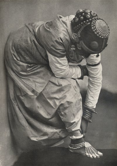 Tamulin mit Fuß- und Kopfschmuck, 1926 von Unbekannt