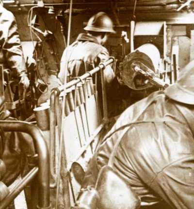 Panzerinnenraum, um 1914-1918 von Unbekannt