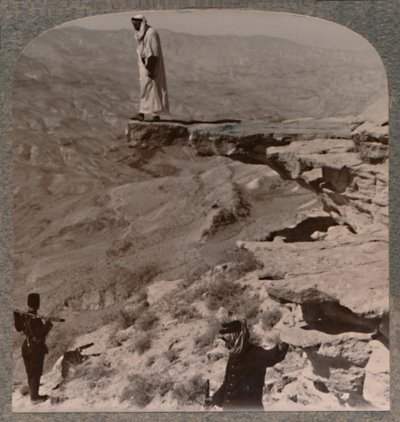 Der Arno. Dragoman steht auf einem Felsen, ca. 1900 von Unbekannt