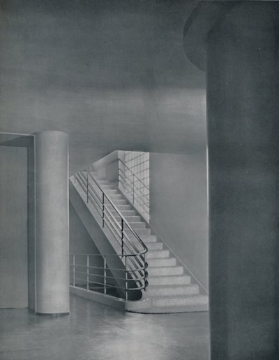 Die Eingangshalle und Treppe, 1942 von Unbekannt