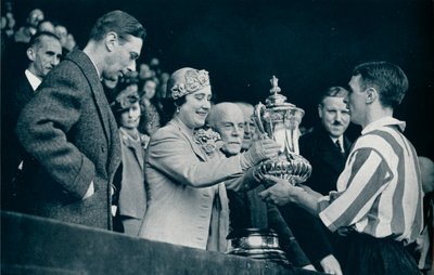Die Königin überreicht den Pokal von Unbekannt