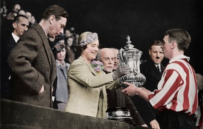 Die Königin überreicht den Pokal von Unbekannt