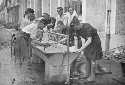Die Morgentoilette auf dem Kontinent, 1914 von Unbekannt