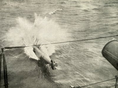 Torpedo geht ins Wasser, 1919 von Unbekannt