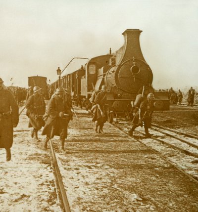 Truppen steigen aus dem Dampfzug, um 1914-1918 von Unbekannt