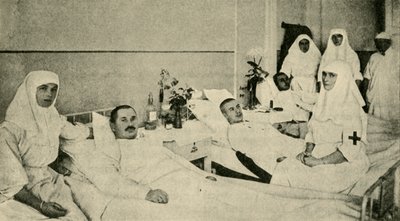 Zarin Alexandra pflegt verwundete Soldaten, 1914, ca. 1920 von Unbekannt