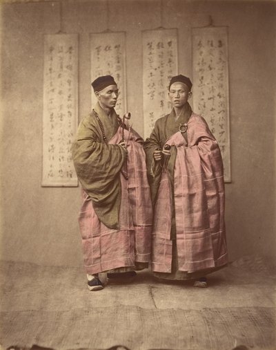[Zwei chinesische Männer in passender traditioneller Kleidung], 1870er von Unbekannt