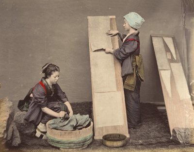 [Zwei japanische Frauen posieren mit Wäsche], 1870er Jahre von Unbekannt