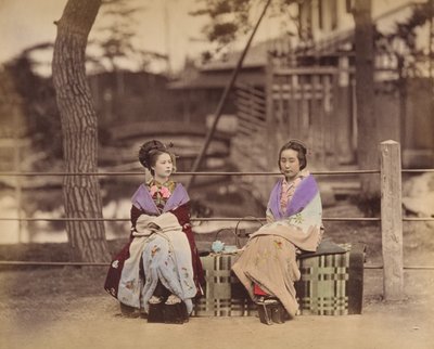 [Zwei japanische Frauen auf einer Bank], 1870er Jahre von Unbekannt