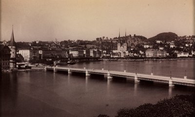 Unbetitelte Brücke mit Stadt im Hintergrund von Unbekannt