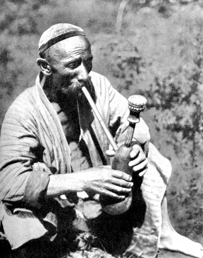 Usbekischer Mann raucht Kaljan, Samarkand, 1936 von Unbekannt