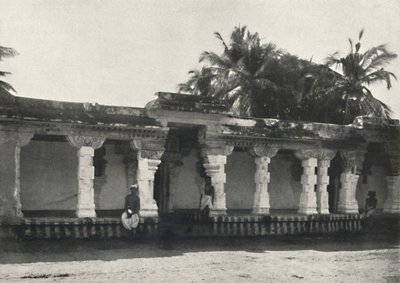Wandelhalle eines Hindutempels, Ceylon, 1926 von Unbekannt