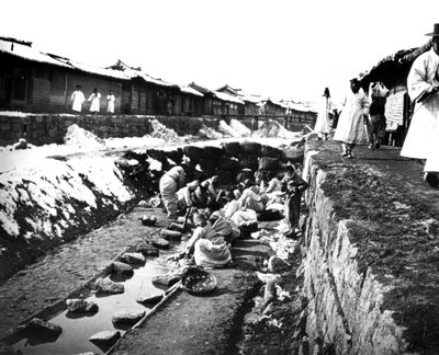 Wäsche im Freien waschen, Korea, 1900 von Unbekannt