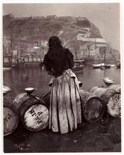 Frau und Fässer, Whitby Hafen, um 1905 von Unbekannt