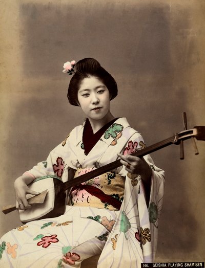 Eine Geisha spielt Shamisen (koloriertes Foto) von Unbekannter Künstler