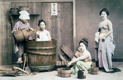 Badende Geishas, ca. 1880er (handkoloriertes Foto) von Unbekannter Künstler