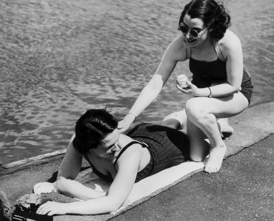 Mädchen am Serpentine Lido von Unbekannt