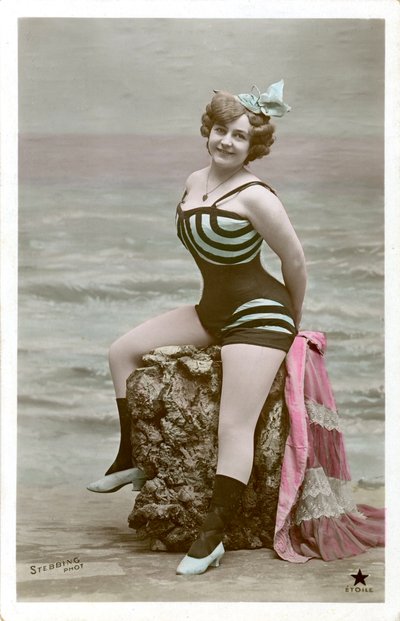 Frau im Badeanzug, ca. frühe 1900er (Postkarte) von Alec Hunter