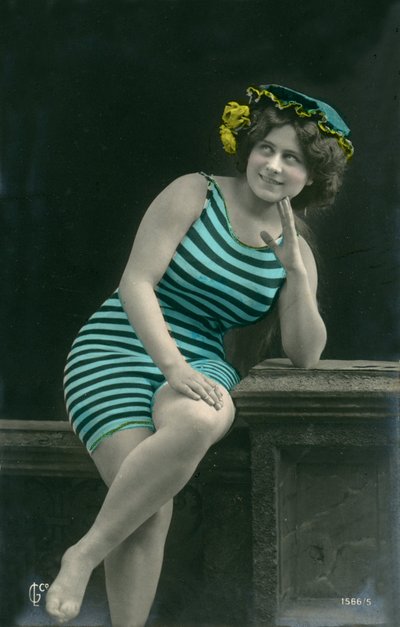 Frau in Badeanzügen, ca. frühe 1900er (Postkarte) von Alec Hunter