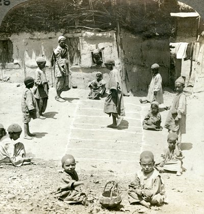 Kinder spielen Himmel und Hölle, Kaschmir, Indien von Underwood and Underwood