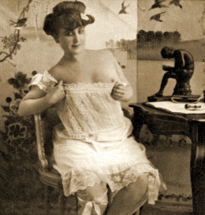 Junge Frau zeigt ein Spitzenhemd, ca. 1900 von Unknown