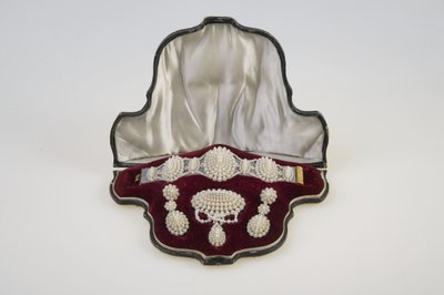 Hochzeitsarmband, Brosche und Ohrring-Set von Unknown artist