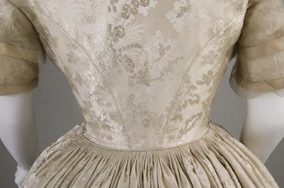 Hochzeitskleid (Rückendetailansicht der Taille) von Unknown artist