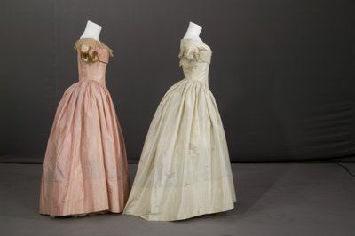 Brautjungfernkleid und Blumenmädchenkleid von Unknown artist
