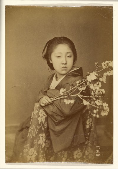 Japanische Frau hält blühenden Prunuszweig von Unknown artist