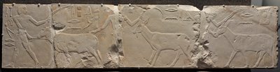 Relief von Männern, die Wüstentiere bringen von Unknown artist